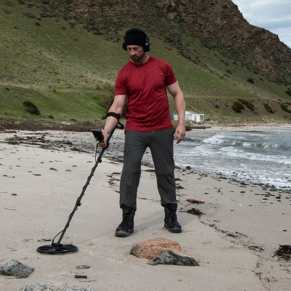 Minelab Equinox 900 Waterproof Multi-Frequency Metal Detector with 11" and 6" DD Coils and Pro-Find 20 Pinpointer